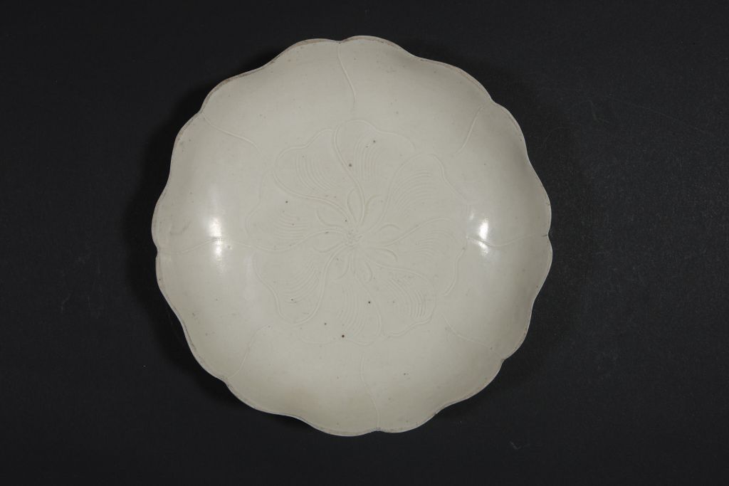 图片[2]-Dingyao white glaze carved sunflower plate-China Archive